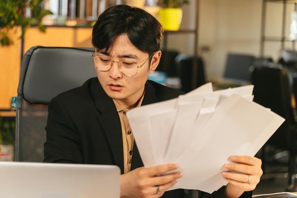 법인세 감면 서류를 검토하는 모습